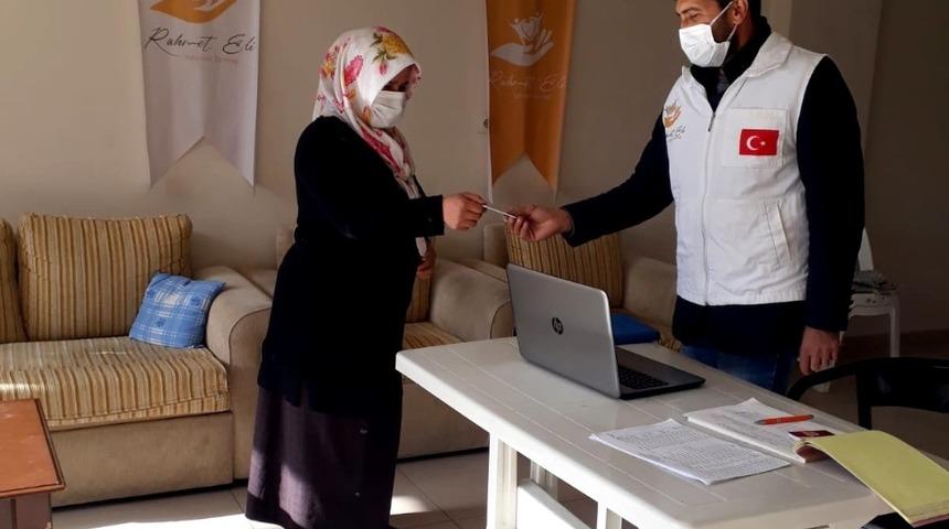 Rahmet Eli Derneği&rsquo;nden alışveriş kartı