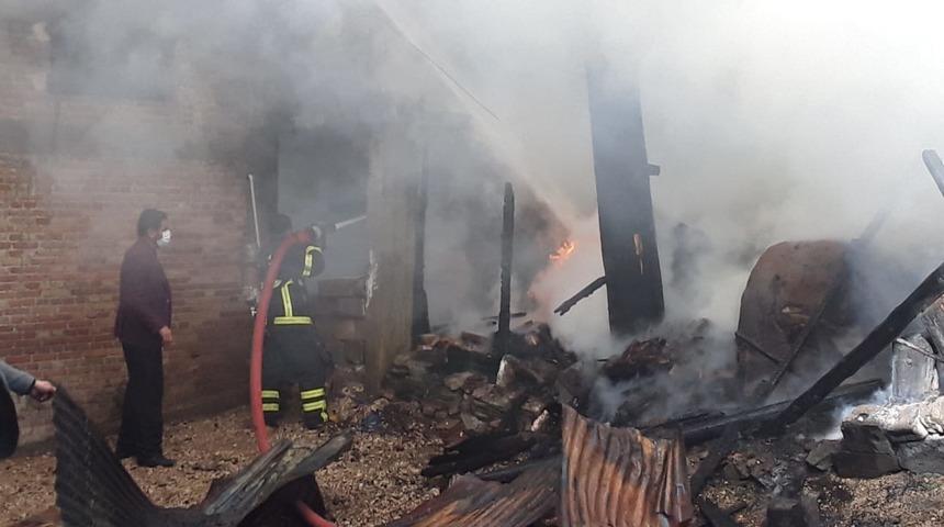 Adana'da evde çıkan yangın çevredeki binalara da sıçradı