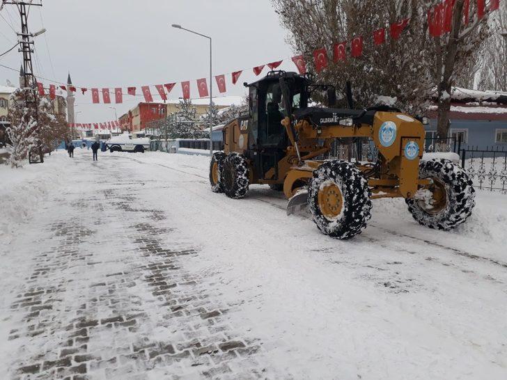 Çaldıran Belediyesi çarşı merkezinde biriken karı temizledi G2