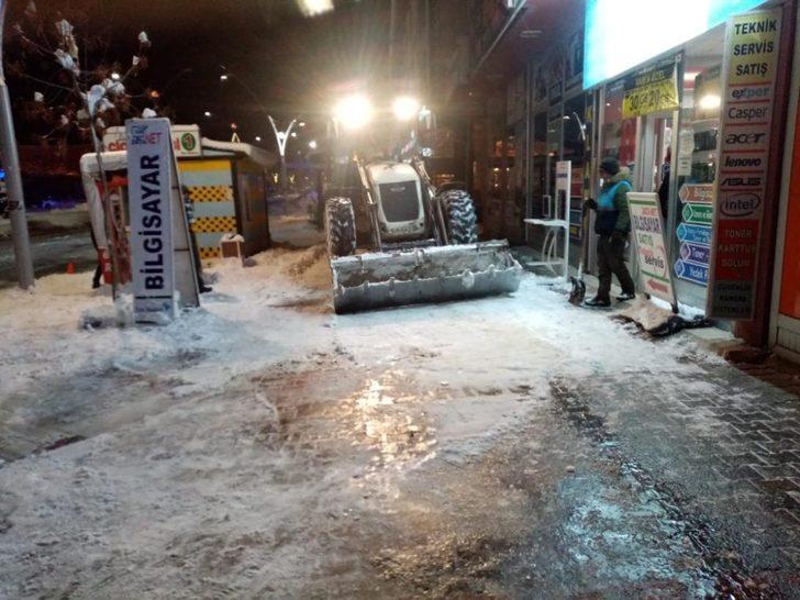 Çaldıran Belediyesi çarşı merkezinde biriken karı temizledi G3