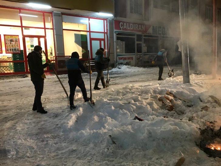Çaldıran Belediyesi çarşı merkezinde biriken karı temizledi G4