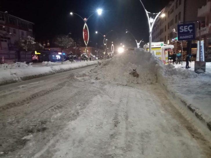 Çaldıran Belediyesi çarşı merkezinde biriken karı temizledi G5