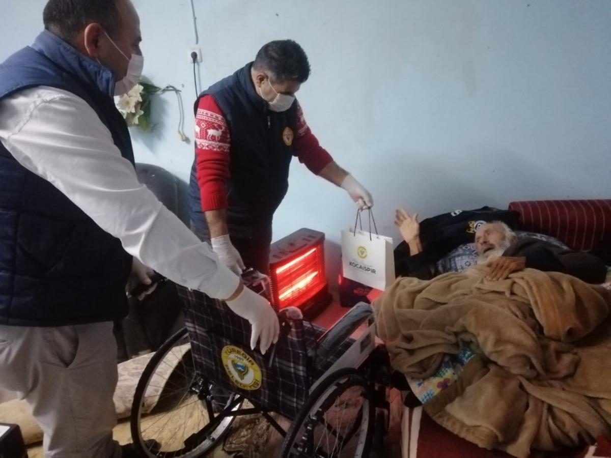 Kimsesiz yaşlı adama Başkan Kocaispir sahip &ccedil;ıktı