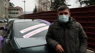 Boşanma davasına 'Boşanıyorum, çok mutluyum' yazılı aracıyla geldi