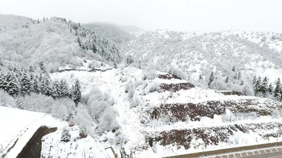 Sinop&rsquo;un y&uuml;ksek kesimleri beyaza b&uuml;r&uuml;nd&uuml;