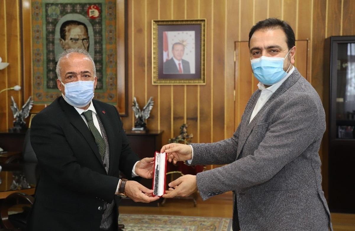 T&Uuml;SEB Başkanı Akdoğan aşı &ccedil;alışmalarını yerinde inceledi