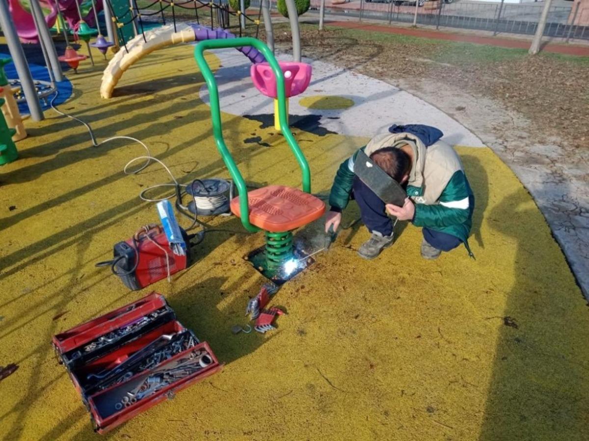 Park ve yeşil alanlarda bakım &ccedil;alışmaları s&uuml;r&uuml;yor