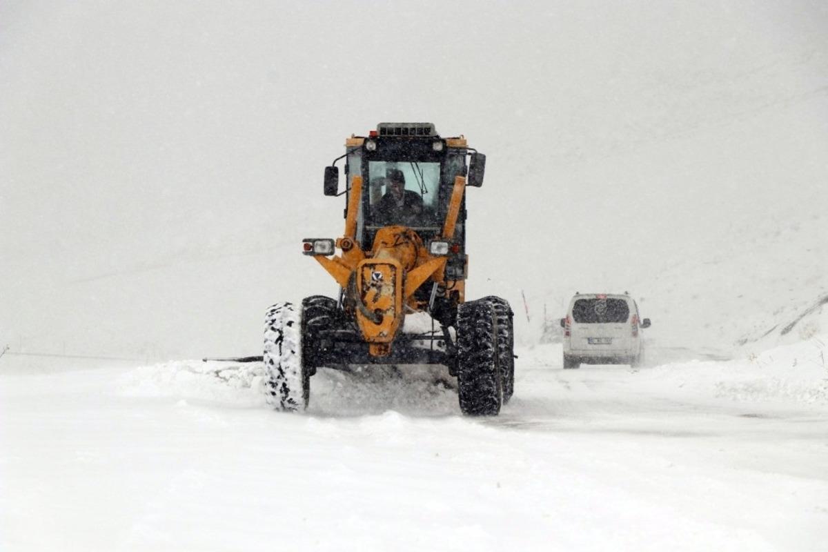 Van B&uuml;y&uuml;kşehir Belediyesinin kar ordusu g&ouml;rev başında