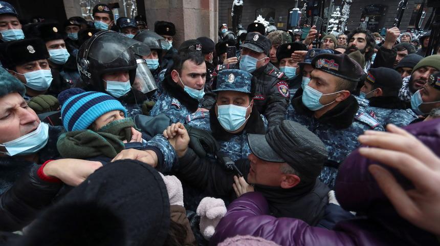 Ermenistan&rsquo;da protestocular Başbakanlık binasını kuşattı