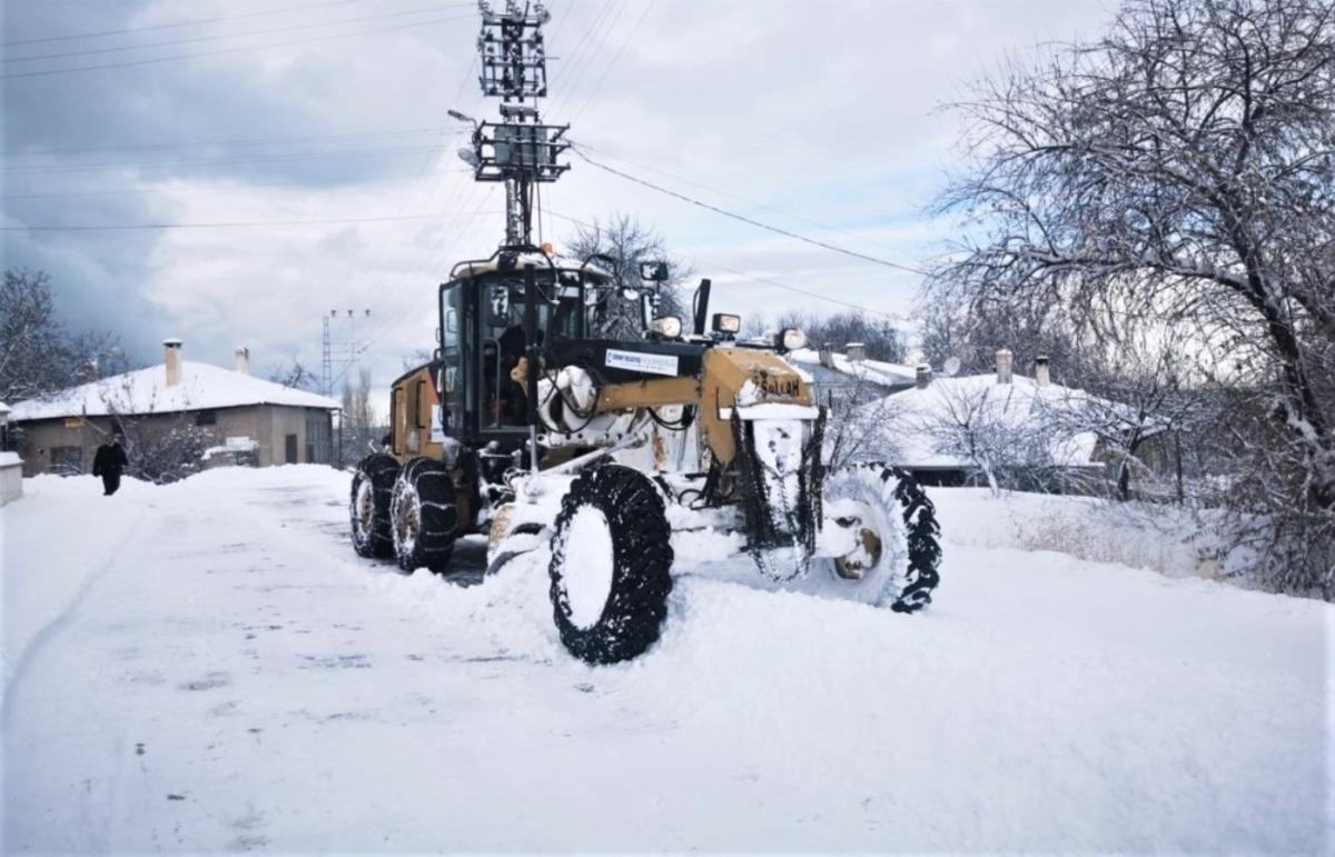 Edremit&rsquo;te karla m&uuml;cadele &ccedil;alışması