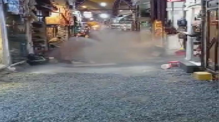 Kapalıçarşı'da şebeke borusu patladı, dükkanları su bastı
