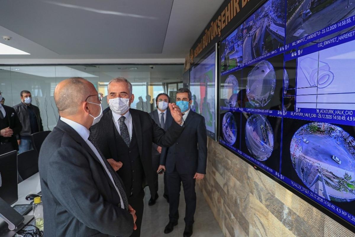 Vali Atik, Başkan Zolan ve Emniyet M&uuml;d&uuml;r Yıldız&rsquo;dan trafiğin kalbine ziyaret