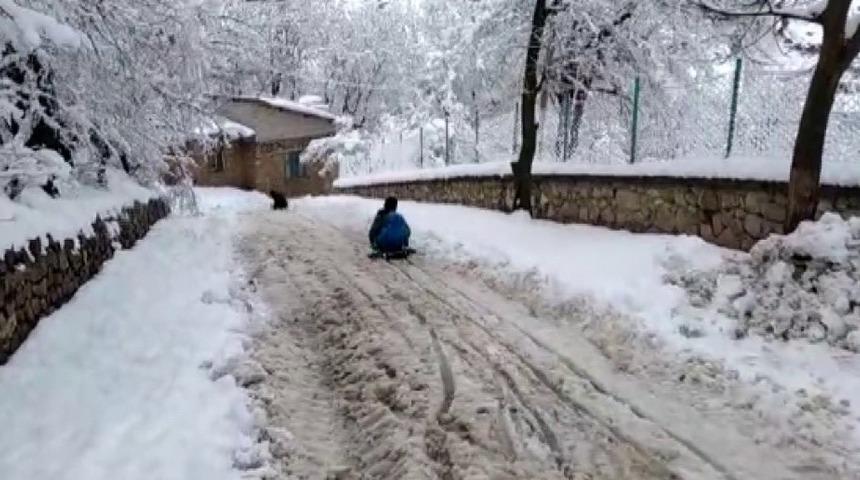 Çocukların kızak keyfi