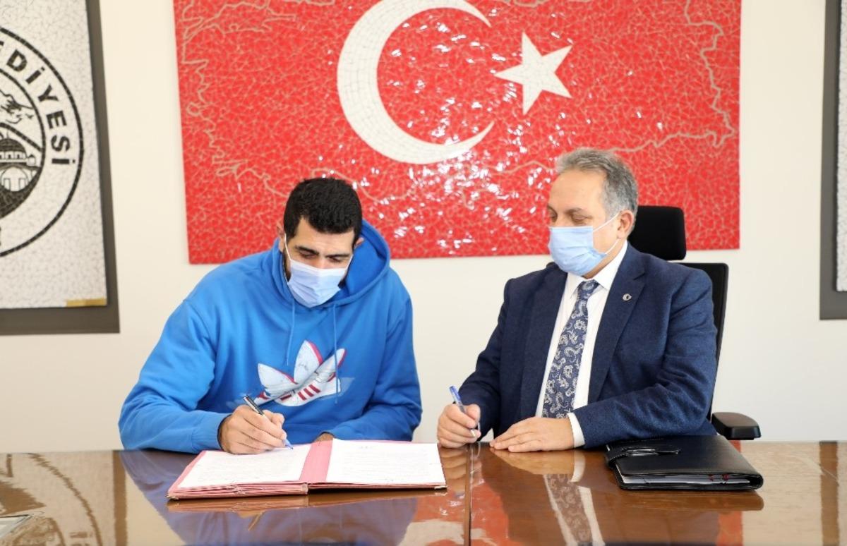 &Uuml;nl&uuml; basketbolcu Fatih Solak Talasg&uuml;c&uuml;&rsquo;nde
