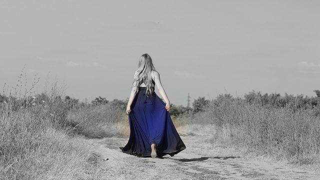 Rüyada mavi elbise giymek ne anlama gelir? Rüyada mavi kadife, abiye elbise giymek ne demek?