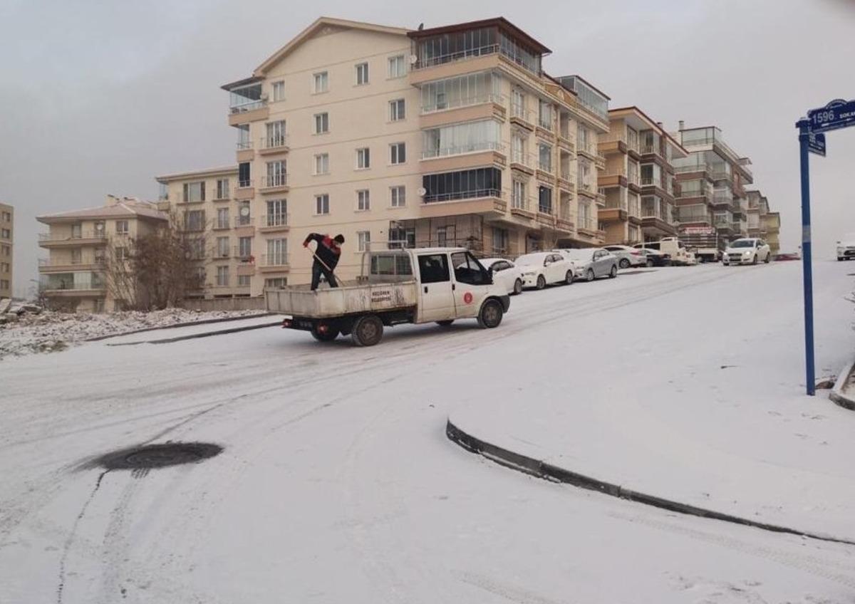 Ke&ccedil;i&ouml;ren&rsquo;de 150 personelle ilk kar temizliği yapıldı