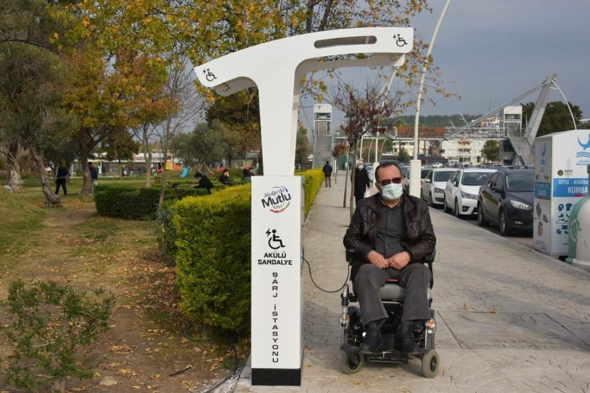Aliağa&rsquo;da ak&uuml;l&uuml; sandalye şarj istasyonları hizmette