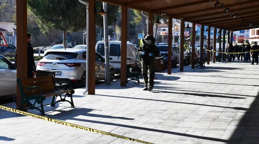 Kaymakamlık karşısındaki ş&uuml;pheli &ccedil;antadan kıyafet &ccedil;ıktı