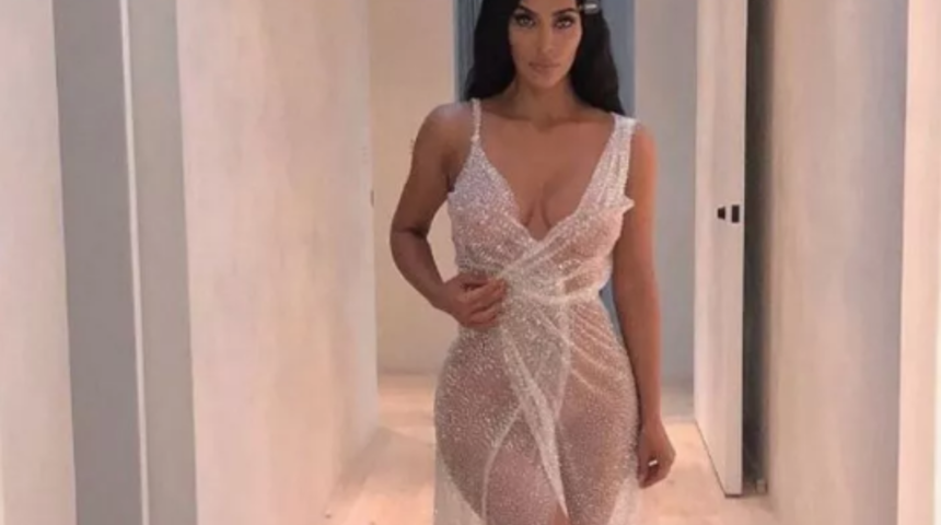 Kardashian ailesinin Noel fotoğrafı photoshop teorilerini ateşledi, sosyal medyanın g&uuml;ndemine oturdu