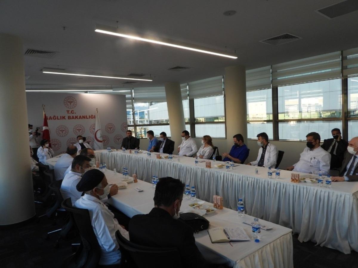 Şehir Hastanesinde doktorların kariyer kutlaması