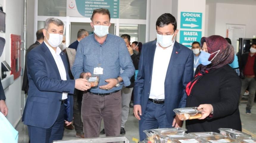 AK Parti heyetinden m&uuml;cadelenin başkahramanlarına ikram