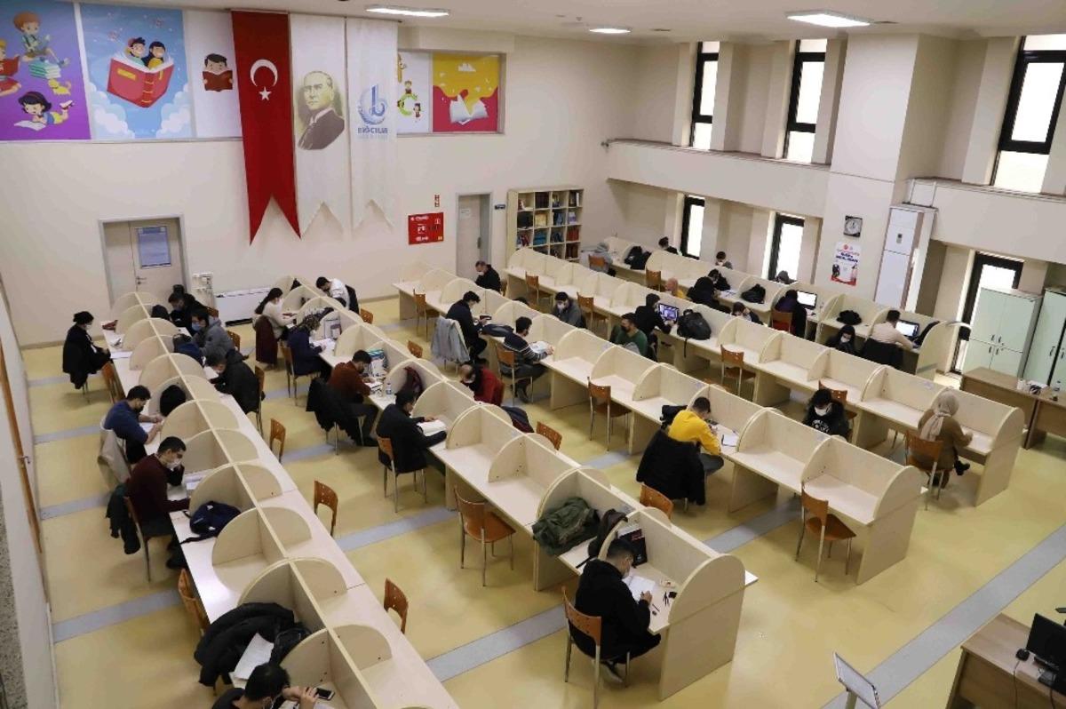 Pandemi d&ouml;neminde k&uuml;t&uuml;phane boş kalmıyor