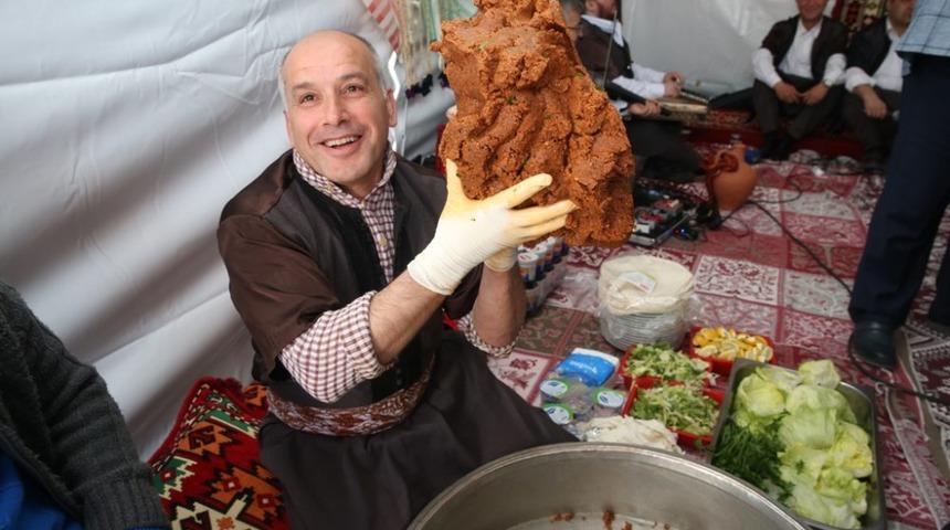 &Ccedil;iğ K&ouml;fte Toplanmalarını Bilen Bilir: Doğulu Ailelerin Vazge&ccedil;ilmezi &Ccedil;iğ K&ouml;fte Rit&uuml;eli