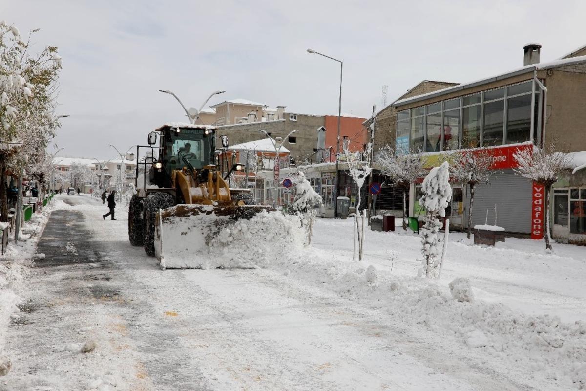 G&uuml;rpınar Belediyesi&rsquo;nden karla m&uuml;cadele seferberliği