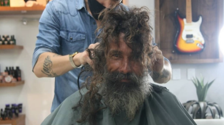 3 yıl boyunca sokakta yaşayan adam imajını düzelttikten sonra ailesiyle yeniden bir araya geldi!