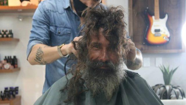 3 yıl boyunca sokakta yaşayan adam imajını düzelttikten sonra ailesiyle yeniden bir araya geldi!