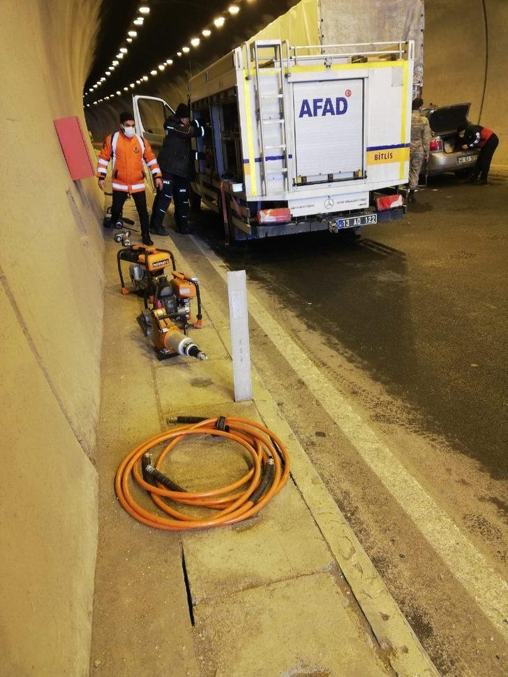 Hurdaya dönen araçtan sağ çıktılar G4