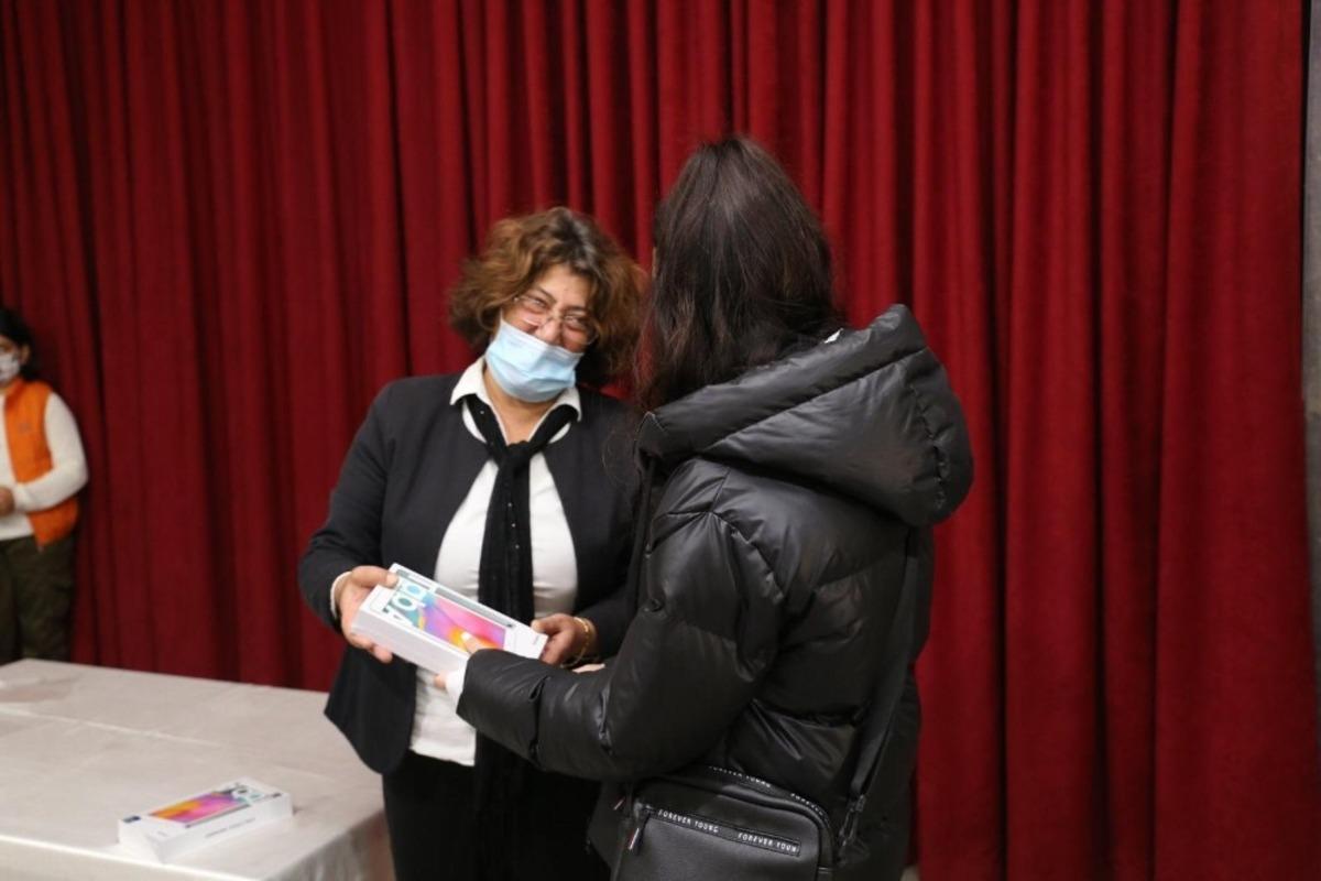 Burhaniye&rsquo;de 250 tablet dağıtıldı