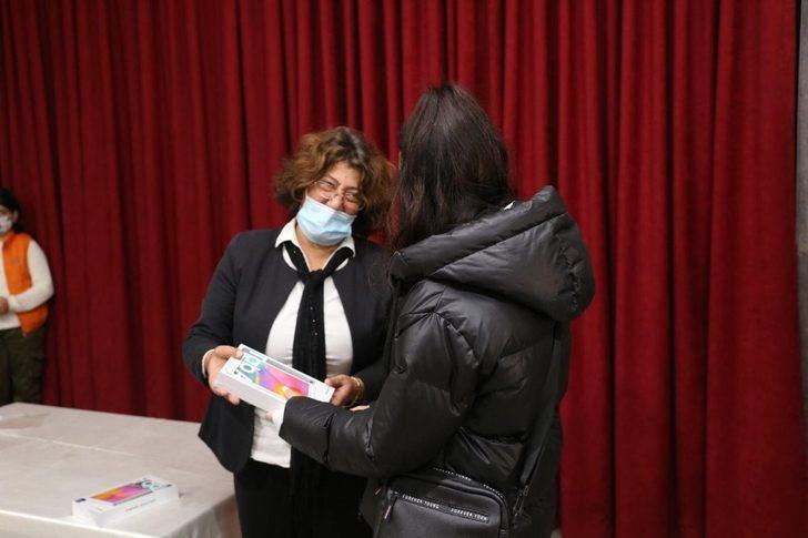 Burhaniye’de 250 tablet dağıtıldı G1