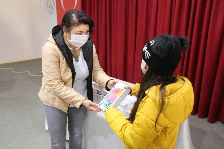 Burhaniye’de 250 tablet dağıtıldı G2