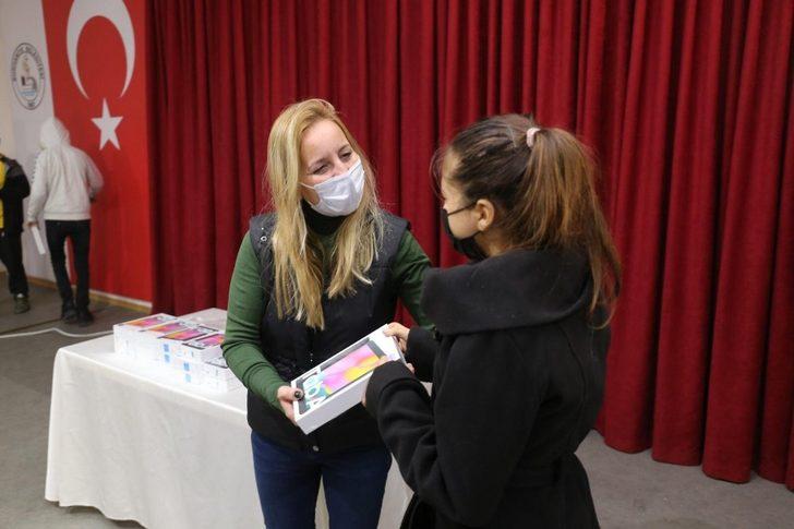 Burhaniye’de 250 tablet dağıtıldı G3