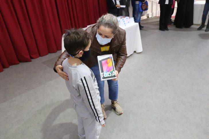 Burhaniye’de 250 tablet dağıtıldı G4