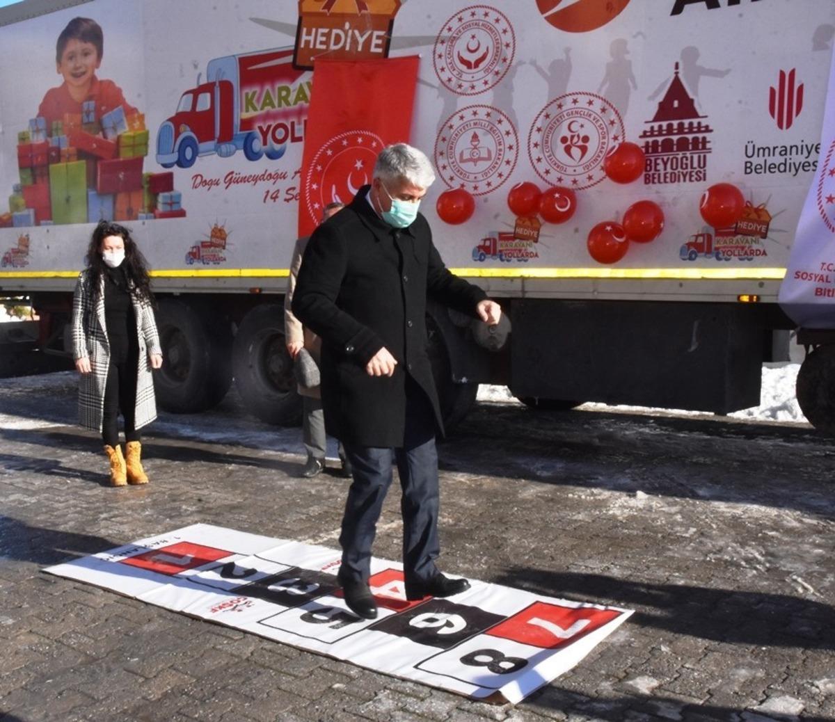 Hediye karavanı Bitlis&rsquo;teki &ccedil;ocuklarla buluştu