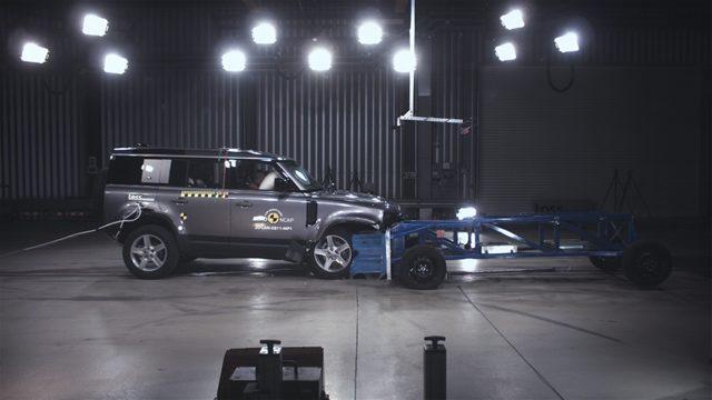 Yeni Land Rover Defender Euro NCAP’ten 5 yıldız aldı