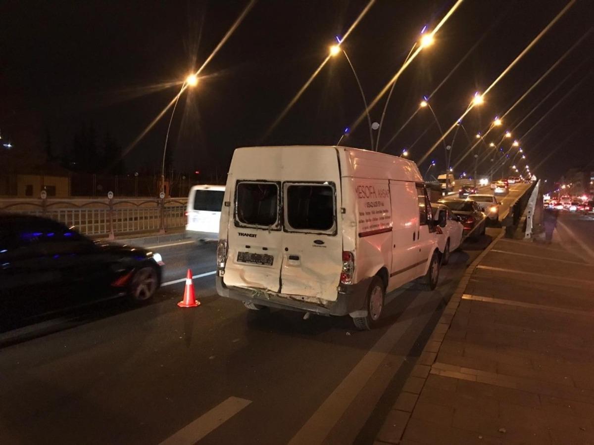 Kayseri&rsquo;de 3 aracın karıştığı kazada şans eseri yaralanan olmadı