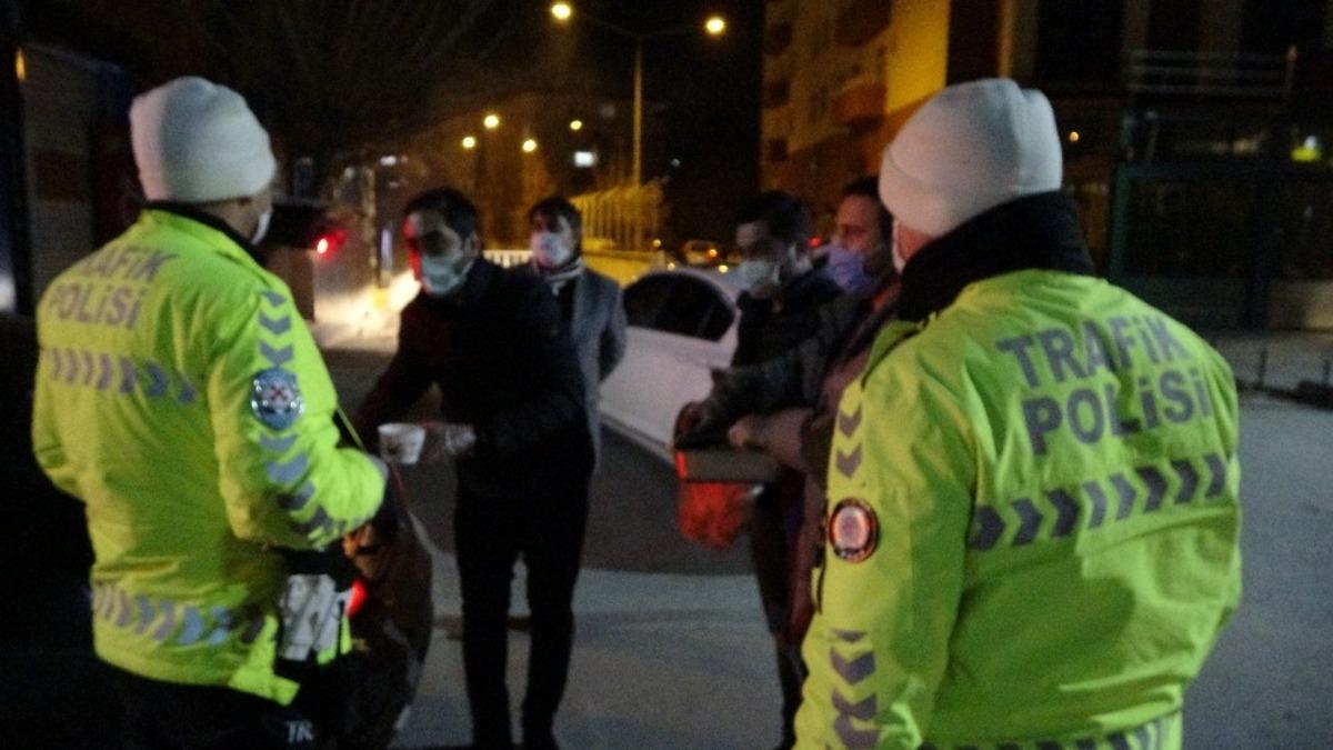 Soğuk havada kısıtlama n&ouml;beti tutan polislere sıcak &ccedil;orba ikramı