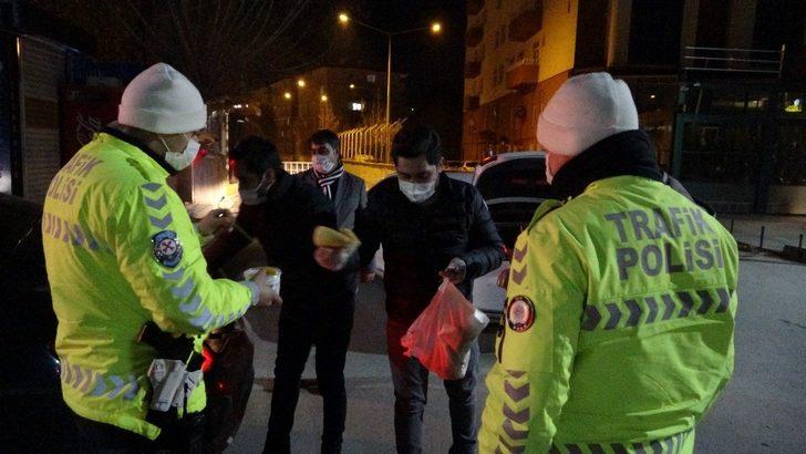 Soğuk havada kısıtlama nöbeti tutan polislere sıcak çorba ikramı G2