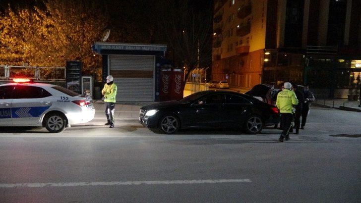 Soğuk havada kısıtlama nöbeti tutan polislere sıcak çorba ikramı G3