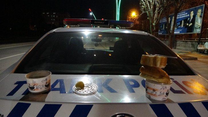 Soğuk havada kısıtlama nöbeti tutan polislere sıcak çorba ikramı G4