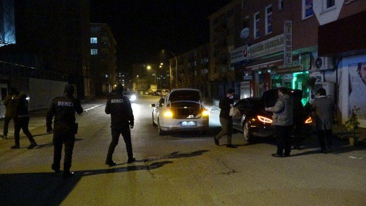 Soğuk havada kısıtlama nöbeti tutan polislere sıcak çorba ikramı G5