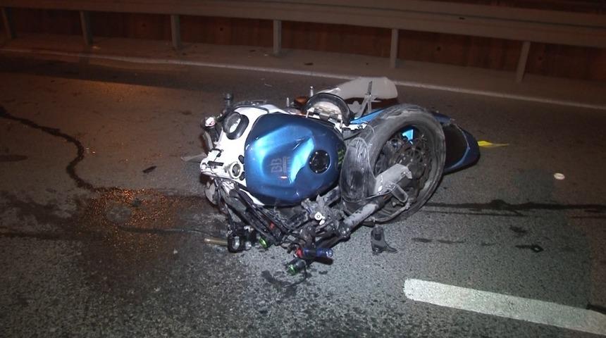 Zeytinburnu’nda feci kaza! Motosiklet ikiye ayrıldı: 2 ağır yaralı