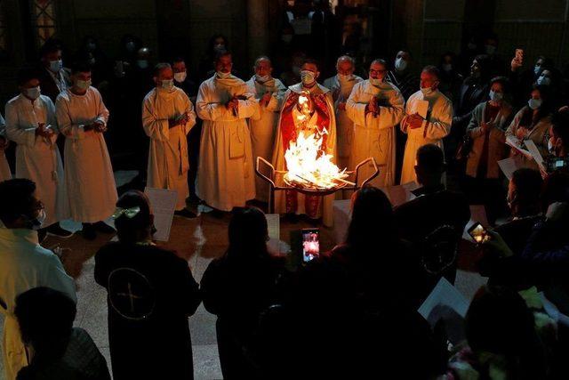 Irak'ın başkenti Bağdat'ta Aziz Meryem Kilisesi'nde bir Noel ayini gerçekleştirildi. Ayine katılanlar yakılan ateşin etrafında dua etti.