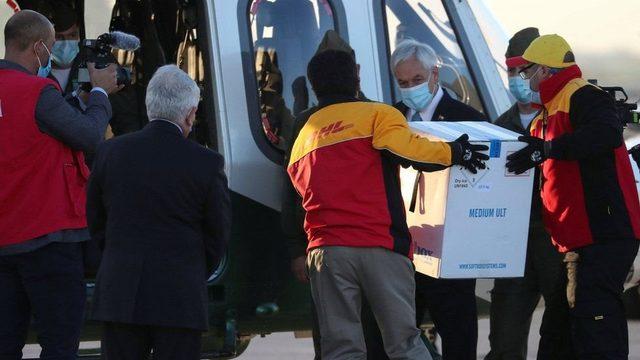 Pfizer aşısının ilk partisi Şili'de başkent Santiago'daki havalimanına gelmişti.