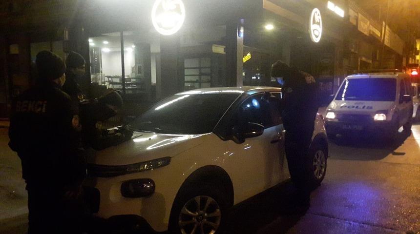 Polisin 'dur' ihtarına uymadı, aracı bırakıp ka&ccedil;tı