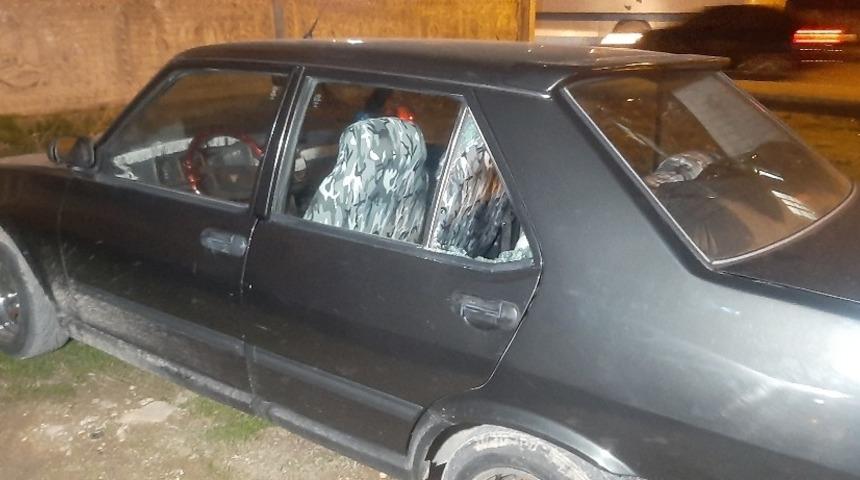 Taş ile camları kırılan otomobilden paralar çalındı