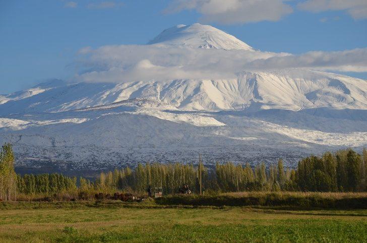 Ovanın yeşili ile bütünleşen Ağrı Dağı görenleri mest etti G3